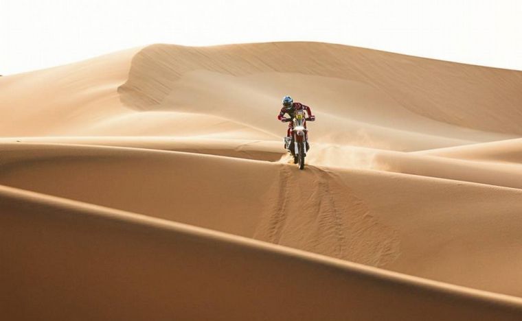 Nacho Cornejo en los médanos, acelerando su Honda CRF 450