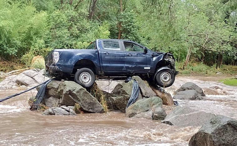 Así quedó la camioneta del turista arrastrada por la corriente (foto: @depefede)