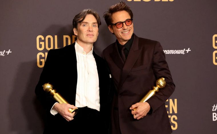 FOTO: Cillian Murphy y Robert Downey Jr. con sus Globos de Oro (REUTERS/Mario Anzuoni)