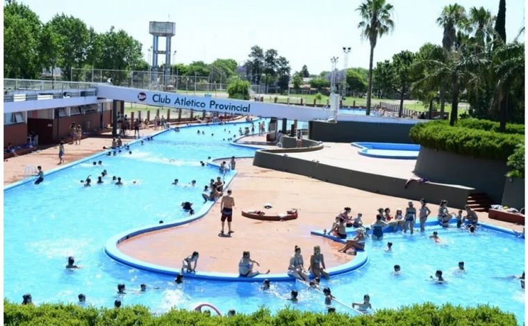 La pileta del club Provincial de Rosario. 