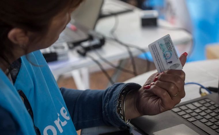 Será más caro renovar el DNI y tramitar el pasaporte. (Foto: NA)