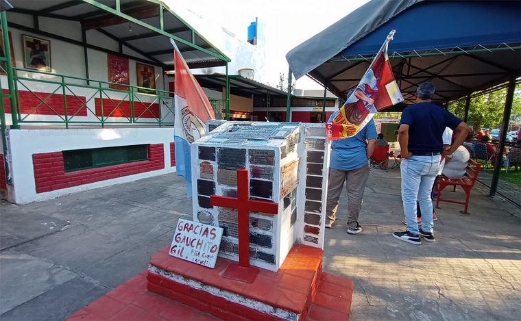 El santuario del Gauchito Gil en Funes: años de devoción y testimonios de fe.