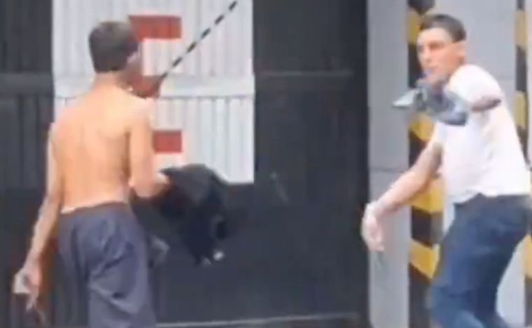 FOTO: Dos jóvenes pelearon a cuchillazos a plena luz del día. (Foto: captura video) 