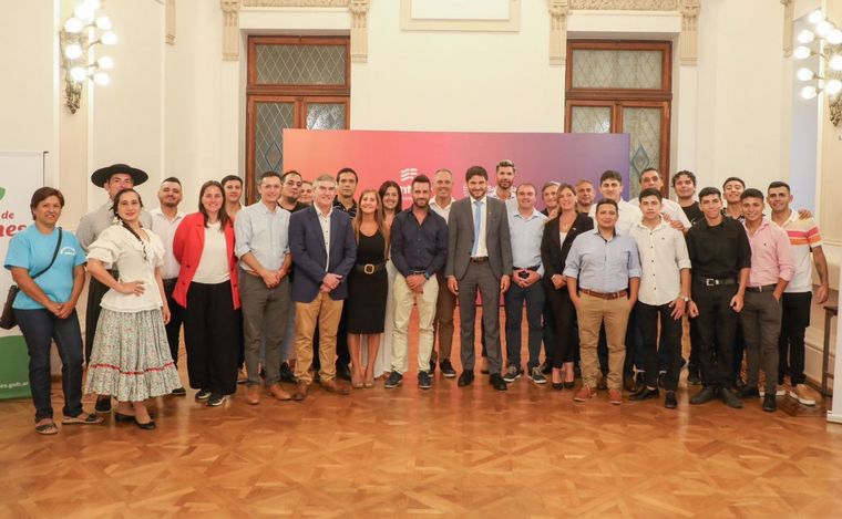 Pullaro recibió a representantes de la organización de las fiestas provinciales. 