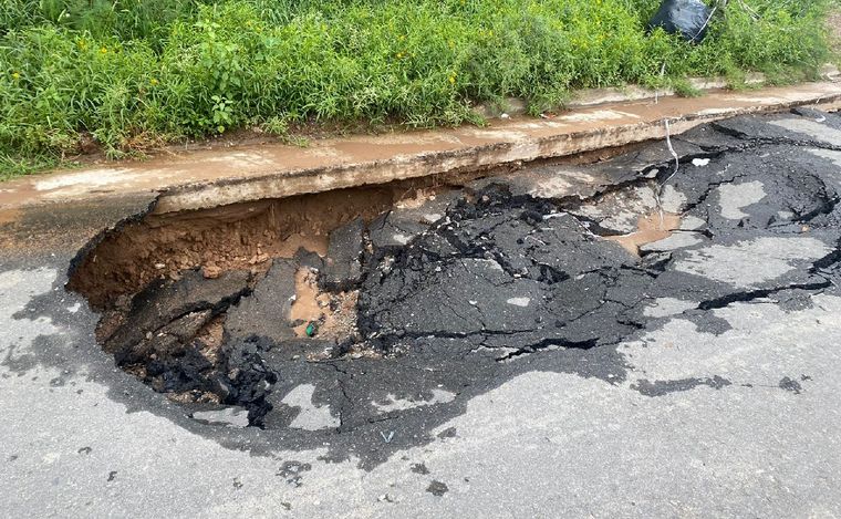 Socavón en los barrios San Ignacio y Villa Urquiza.