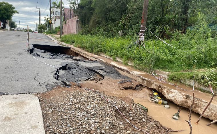 Socavón en los barrios San Ignacio y Villa Urquiza.