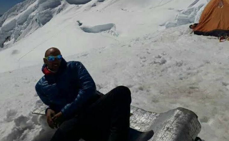 El porteador cordobés que vive tres meses del año en carpa en el Aconcagua.