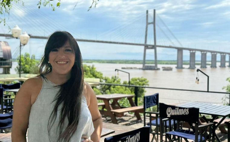 Con el puente Rosario-Victoria de fondo se puede disfrutar un buen momento.