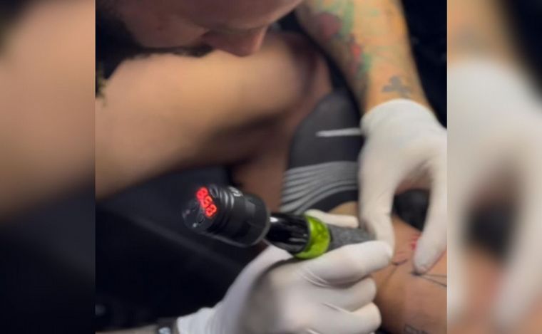 FOTO: Jorge Broun tomó la aguja y tatuó a su amigo.