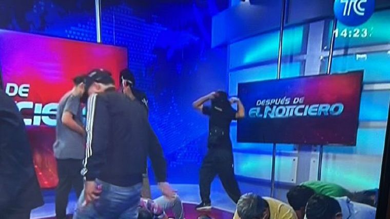 Máxima tensión: encapuchados tomaron un canal de televisión ecuatoriano