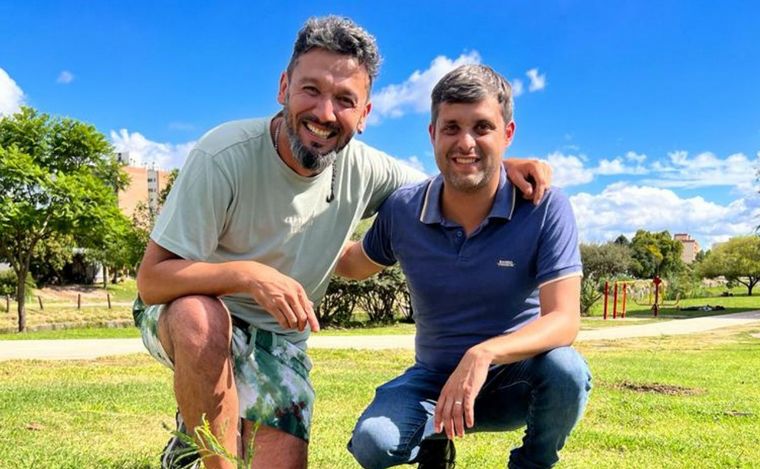 Sebastián López de Los Tekis plantó un árbol junto a Baum y Cadena 3. 