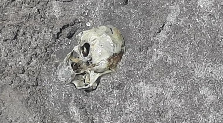 FOTO: Los restos óseos fueron encontrados en una playa pública.