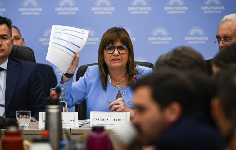 Bullrich defendió protocolo antipiquetes y hubo cruces con la oposición.