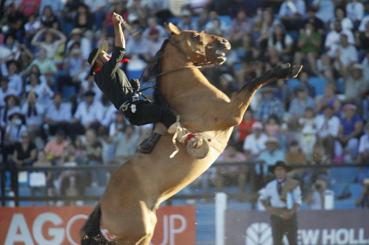 La doma en la sexta noche del festival de color y coraje