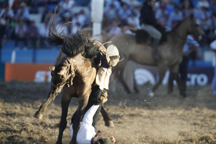 La doma en la sexta noche del festival de color y coraje