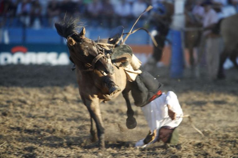 La doma en la sexta noche del festival de color y coraje