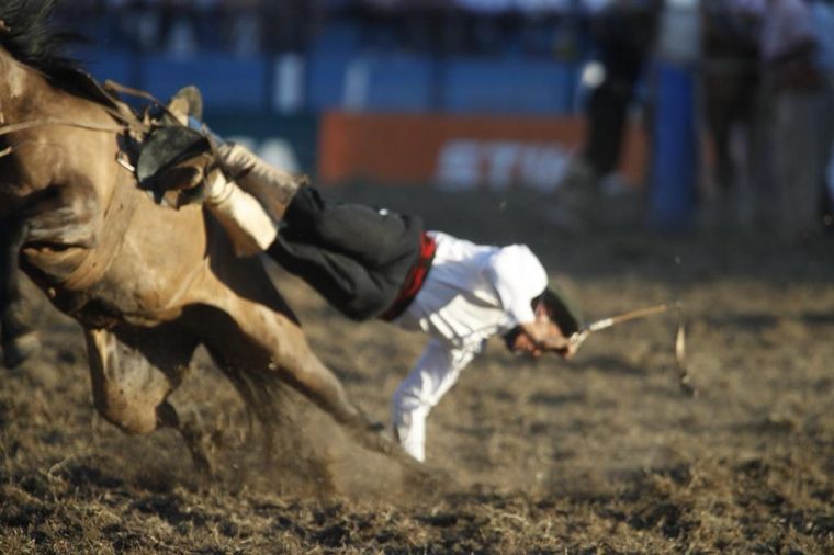 La doma en la sexta noche del festival de color y coraje