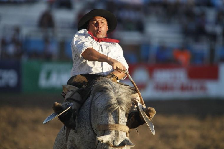 La doma en la sexta noche del festival de color y coraje
