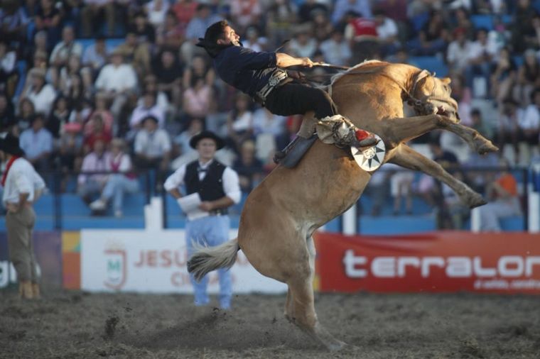 La doma en la sexta noche del festival de color y coraje