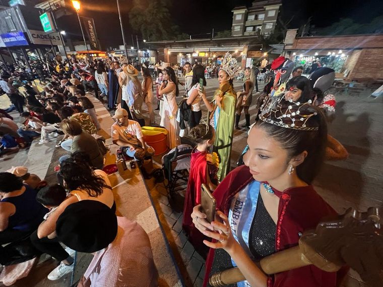Todo el color del festival en la sexta noche