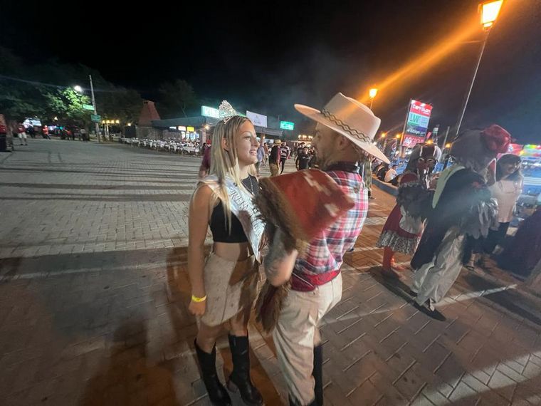 Todo el color del festival en la sexta noche