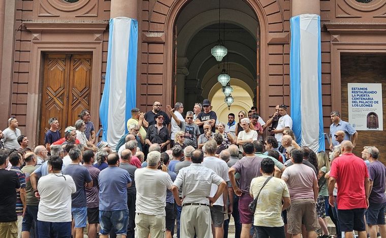 Peones de taxis se congregaron en la Municipalidad para reclamar contra Uber.