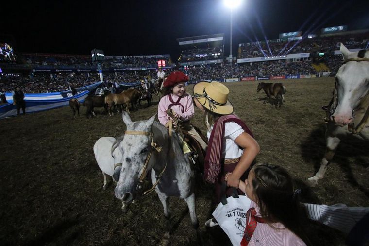 Jana la pequeña jinete de 7 años que ganó en Jesús María y conmovió a todos