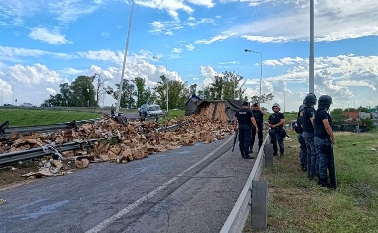 Volcó un camión con aceite en Circunvalación y personas se llevaron mercadería.
