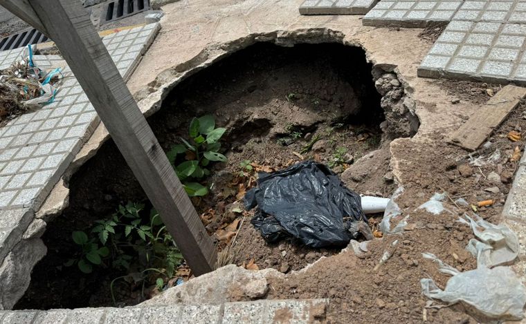 A dos semanas de inundación por lluvia, socavones en veredas de zona norte.