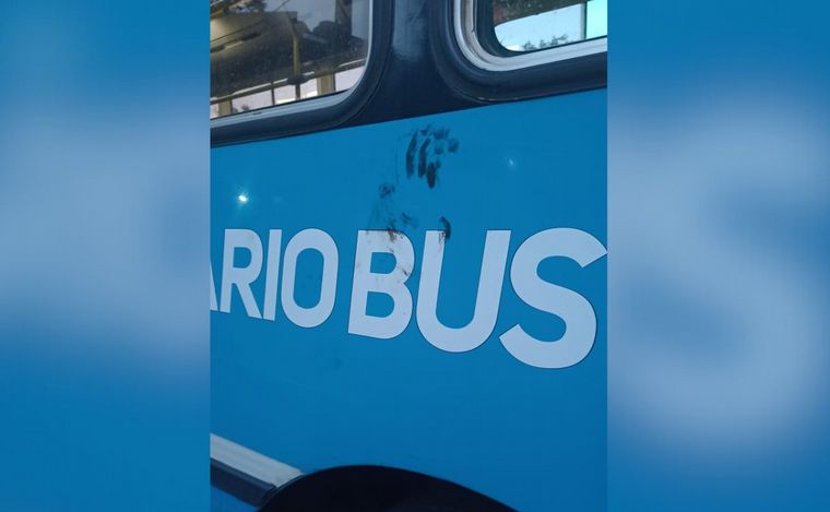 Manchas de sangre en el exterior del colectivo.