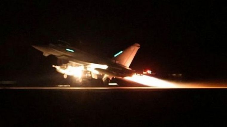 FOTO: Un avión se prepara para ataacar objetivos en Yemen.
