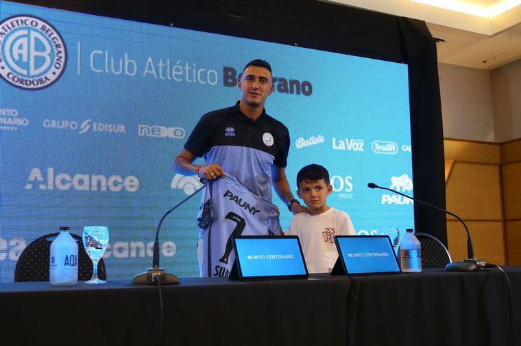 FOTO: Matías Suárez posando con su nueva camiseta. (Foto: @Belgrano)