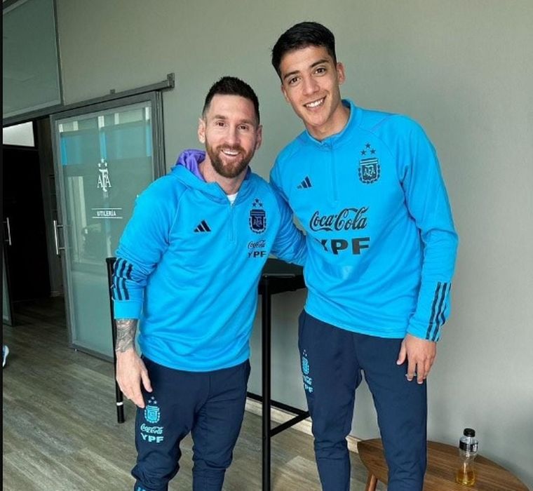 Julián Malatini, con Messi (Foto: @clubdefensayjus)