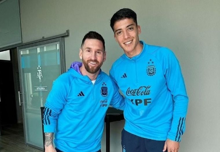 FOTO: Julián Malatini, con Messi (Foto: @clubdefensayjus)