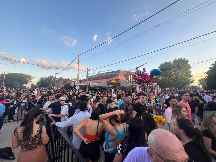 Largas filas para conseguir entradas para Jesús María, que ya se agotaron.