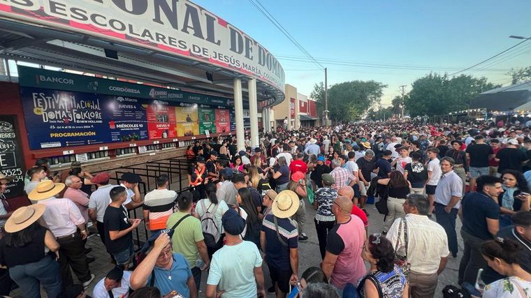 Una multitud en Jesús María por Los Manseros y Los Palmeras.