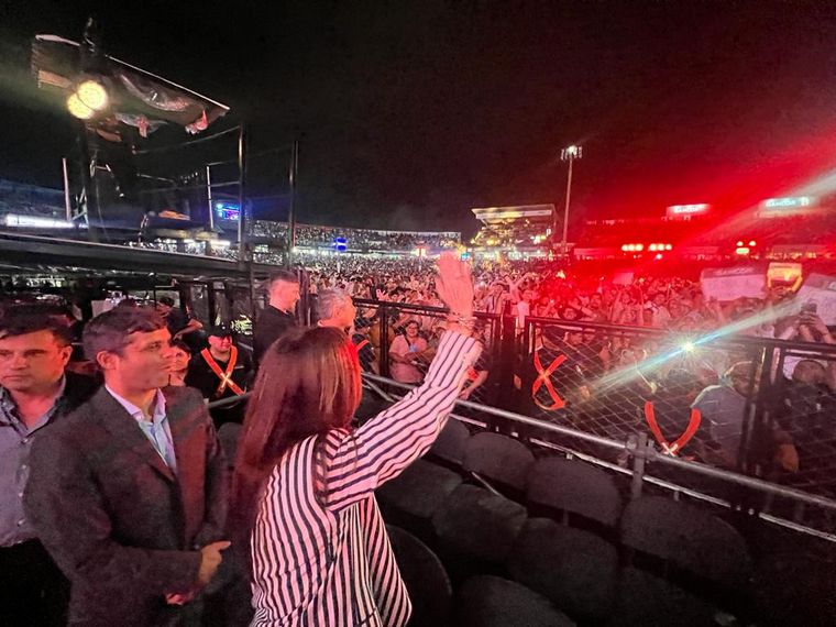 La vicepresidenta Victoria Villarruel presente en la octava noche del festival.