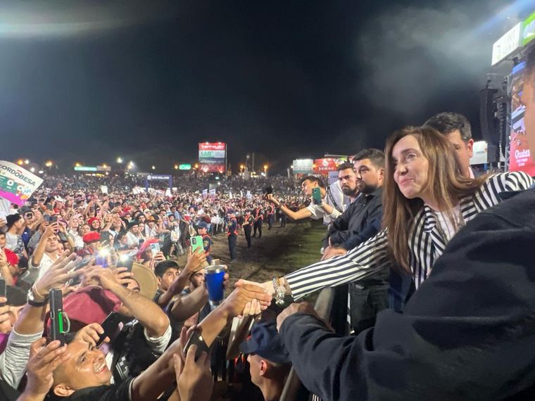 La vicepresidenta Victoria Villarruel presente en la octava noche del festival.