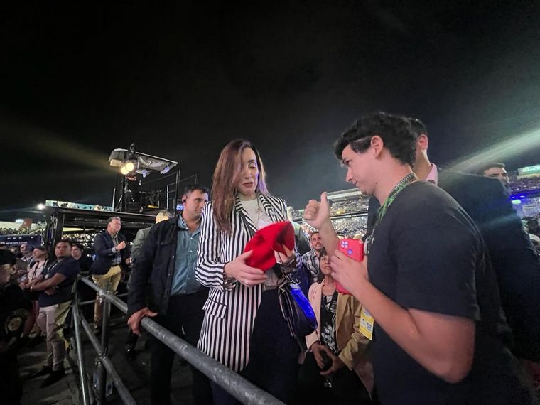 La vicepresidenta Victoria Villarruel presente en la octava noche del festival.