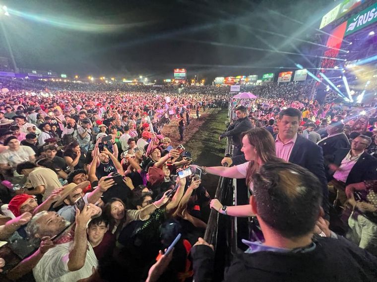La vicepresidenta Victoria Villarruel presente en la octava noche del festival. 