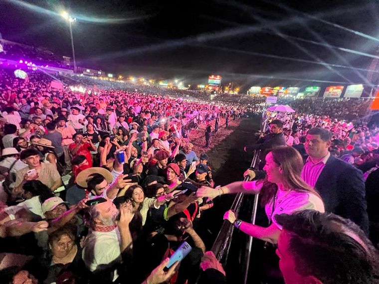 La vicepresidenta Victoria Villarruel presente en la octava noche del festival. 