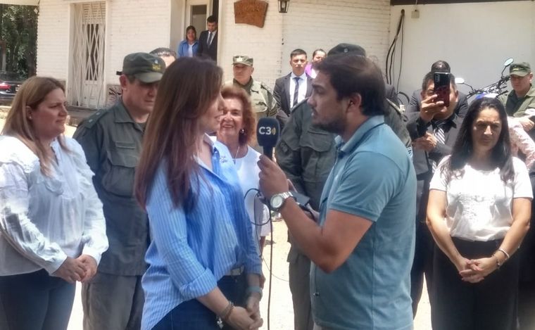 FOTO: Victoria Villarruel habla con el periodista Fernando Barrionuevo, de Cadena 3.