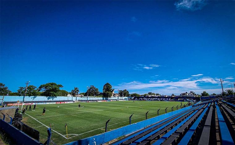 Rosario Central y Liverpool chocan en duelo amistoso en estadio Belvedere (Uruguay).