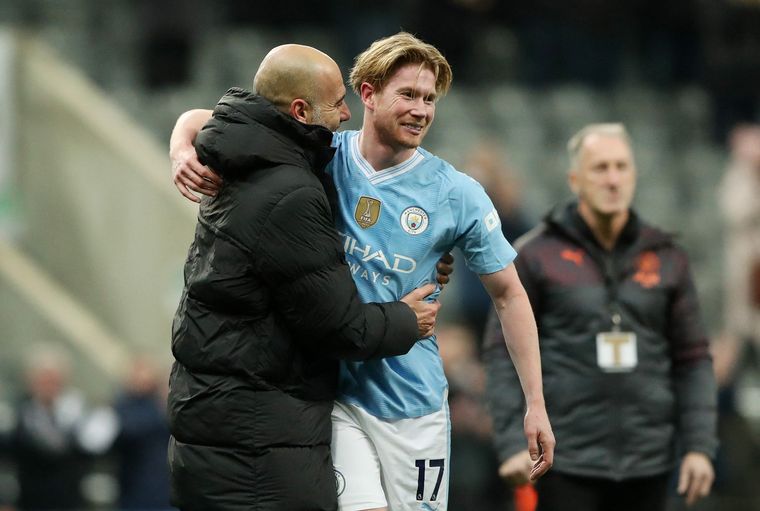 De Bruyne y Pep tras la victoria del City.