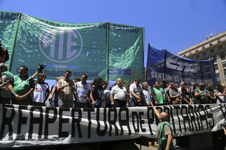 La Rioja otorgará suma fija a estatales hasta acordar paritarias con gremios