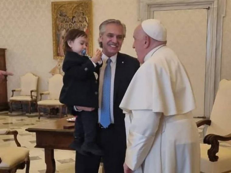 FOTO: El papa Francisco recibió a Alberto Fernández y a su hijo en Roma