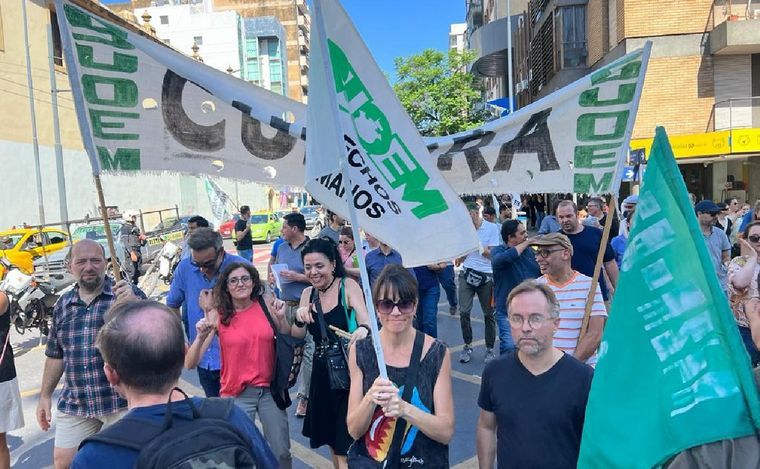 FOTO: Empleados estatales vuelven a marchar en el centro de Córdoba