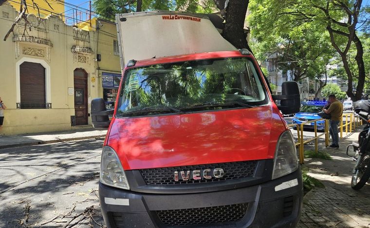 El camionero perdió el control y chocó con un árbol en San Juan al 1900.