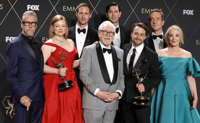 FOTO: El elenco de Succession en la entrega de los Premios Emmy 2024.