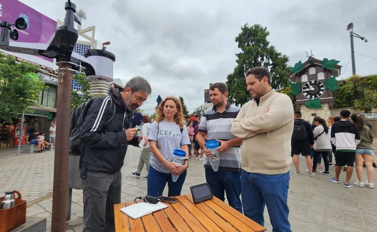Chema Forte registrando la temperatura en el Cucú de Carlos Paz.